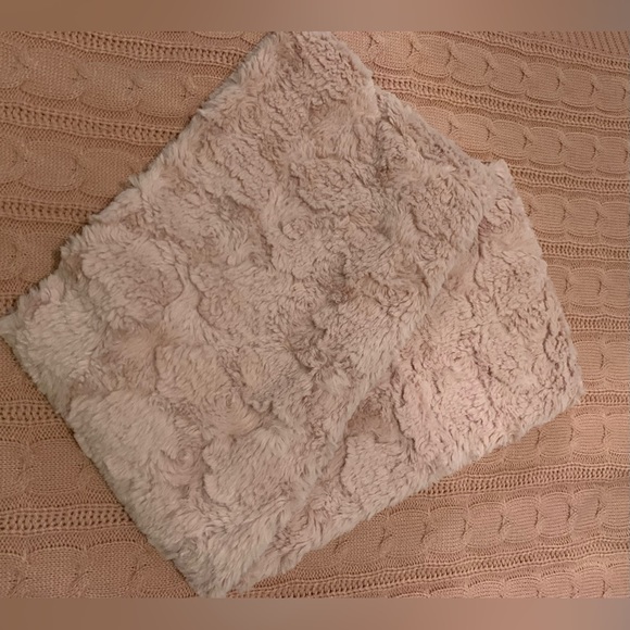 New LOFT Pink Plush Infinity Scarf NWT - Picture 3 of 9
